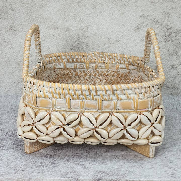 Scatola decorativa artigianale bohemien in rattan bianco con conchiglie per la vendita all'ingrosso da parte di DUA