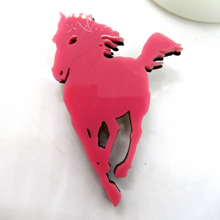 Broche Club de Poney Rose pour la vente par Beqi Clothing