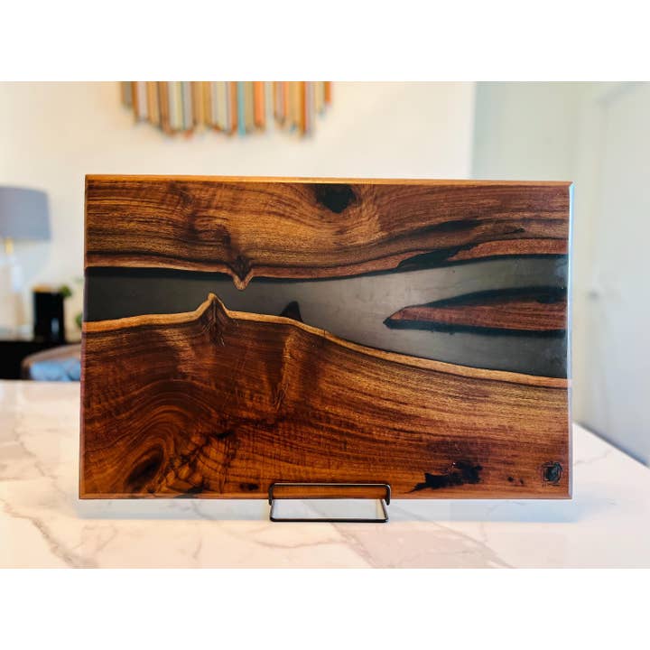 Planche de charcuterie en noyer Claro à bord vif et résine pour la vente par DapperwoodSF