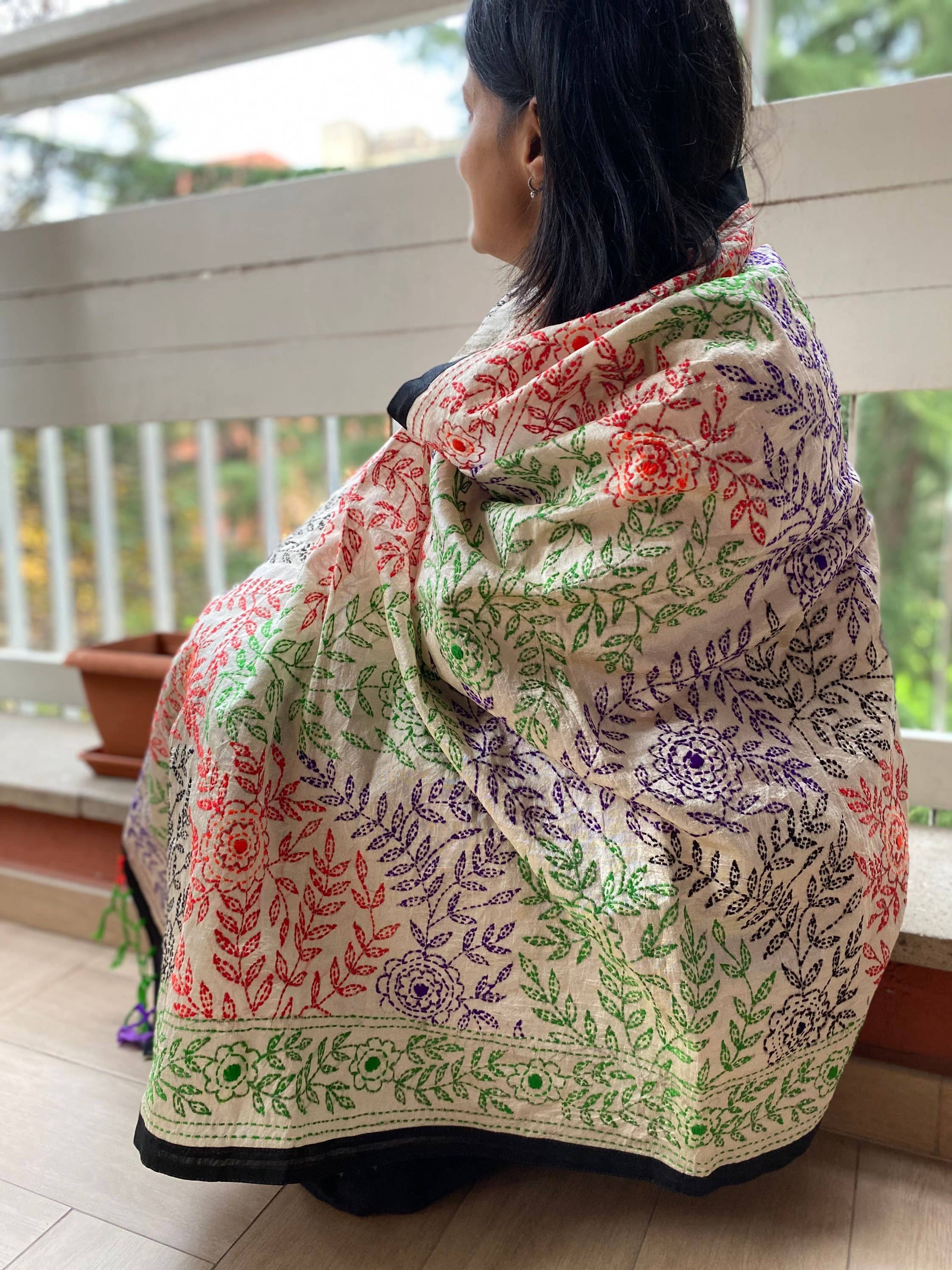 AmicaStyleStudio - Vendita all'ingrosso Sciarpa - Donna - Sciarpa Kantha in seta tussar ricamata a mano da donne3