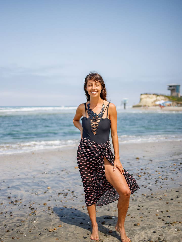 Hun sælger muslingeskaller Sarong for engroshandel hos Sarong Social Club