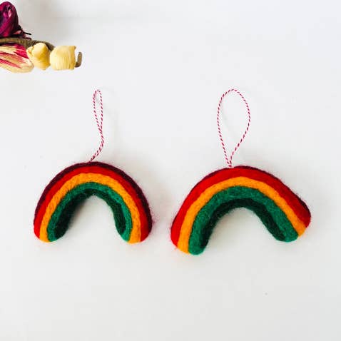 Ornamenti arcobaleno in feltro per la vendita all'ingrosso da parte di Karma Nepal Crafts