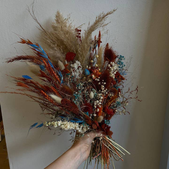 Hidden Botanics – Flores secas/prensadas por atacado – Buquê de noiva rústico com flores secas azuis e vermelhos/Bouquet de cardos escoceses laranja queimado/buquê de noiva com grama dos pampas4