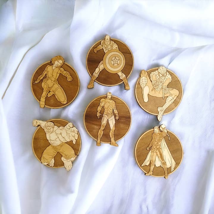 Lot de 6 dessous de verre en bois de super héros - Cadeau Marvel Geek pour la vente par Studio Rima