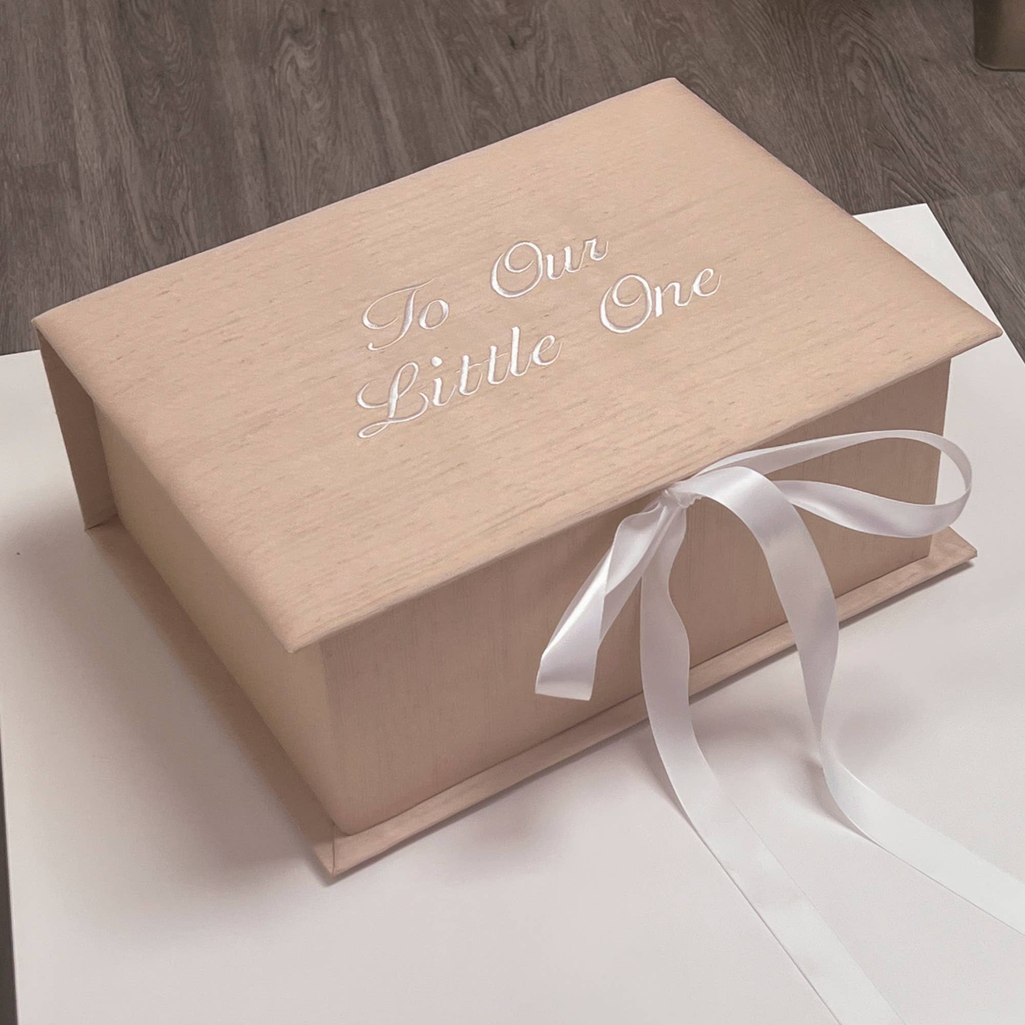 MARCELA – Großhandel Erinnerungsbox – Kind & Baby – Mittelgroße Aufbewahrungsbox für Babyandenken, Baby Shantung0