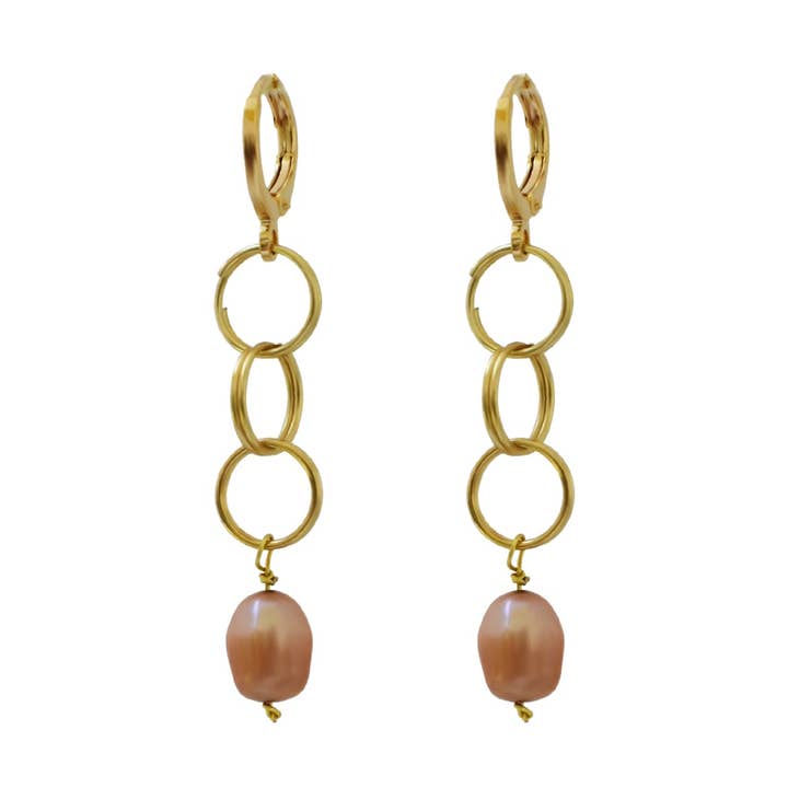 Lyserøde ferskvandsperle dråbeøreringe | af Ifemi Jewels for engroshandel hos Ifemi Jewels