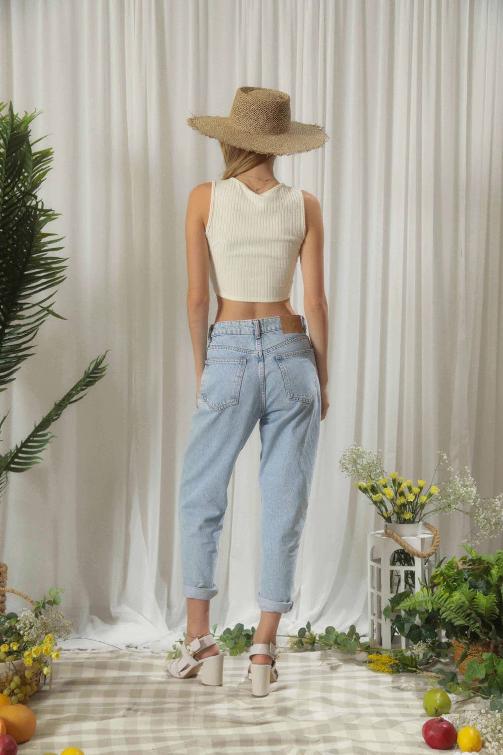 Endless Blu - Vendita all'ingrosso Top in maglia - Donna - TOP CORTO RITAGLIATO FLOREALE A COSTE DJT52125