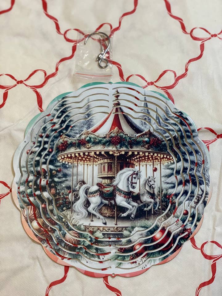 Carrousel enneigé Éolienne • Chevaux blancs du carnaval d'hiver pour la vente par The E Tribe Co.