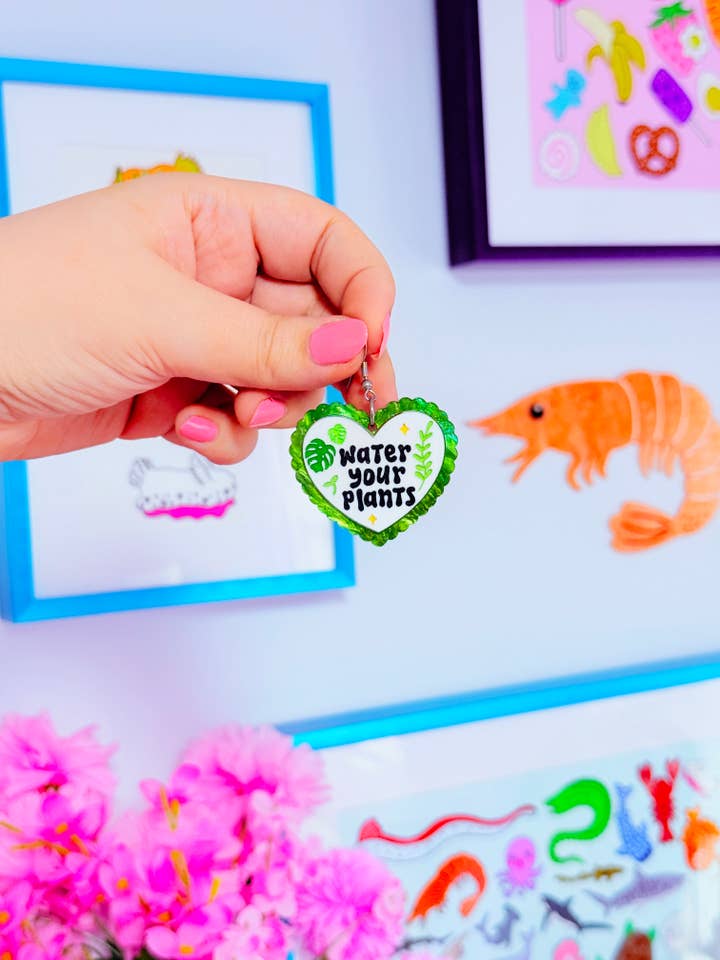 Arrosez vos plantes, boucles d'oreilles en acrylique pour la vente par Smiley Moon Studio