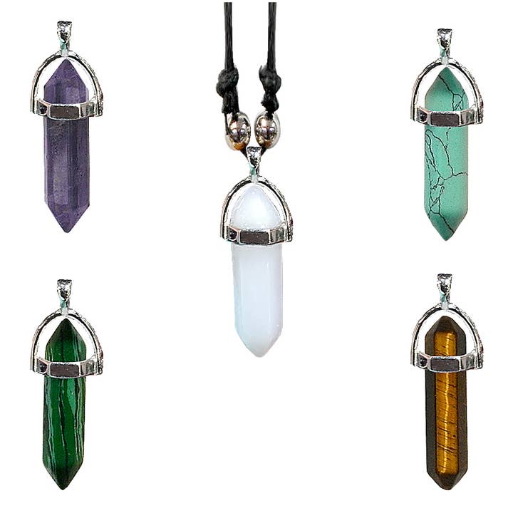 Collier avec pendentif en métal à pointe de cristal hexagonal pour la vente par Pichincha