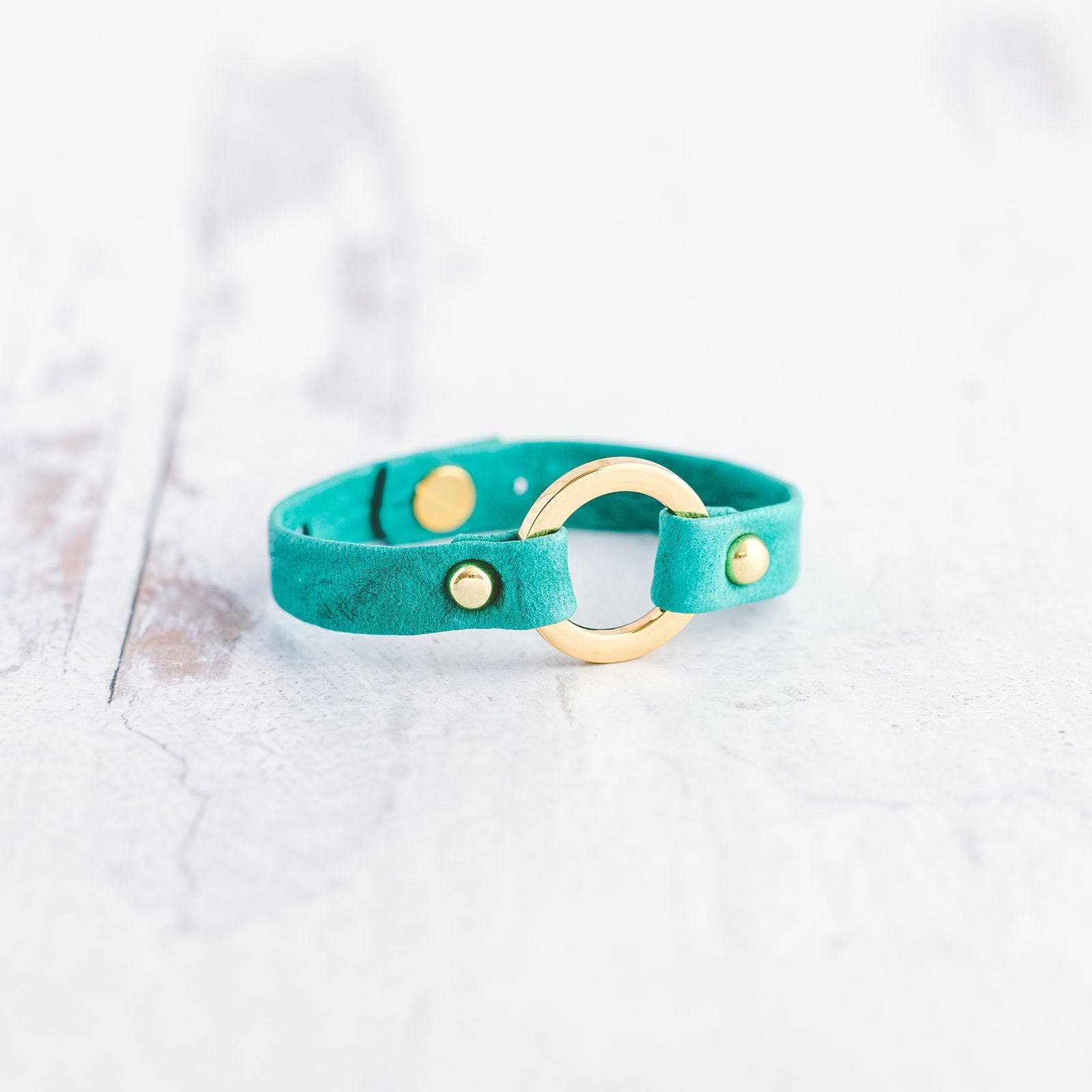 Giving Bracelets - Vente Bracelet jonc - Bracelet en cuir One Love - Doré4