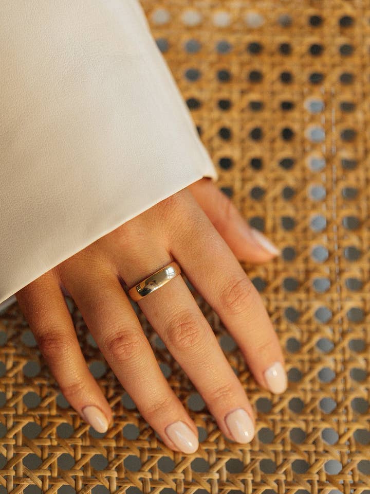 Anillo West chapado en oro amarillo de 18 quilates, 5 mm de ancho para venta al por mayor de Lavender and Grace Jewelry