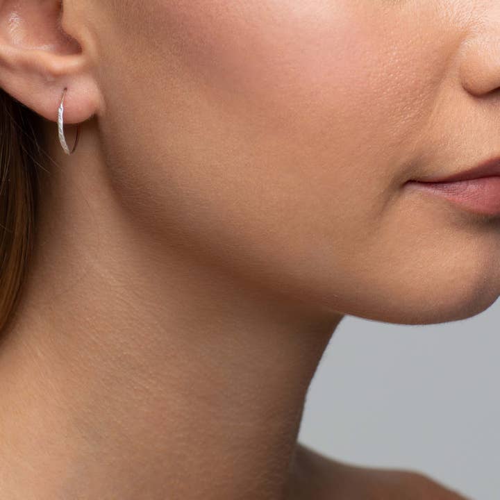 Cerceau martelé fait main pour la vente par Mimi + Marge