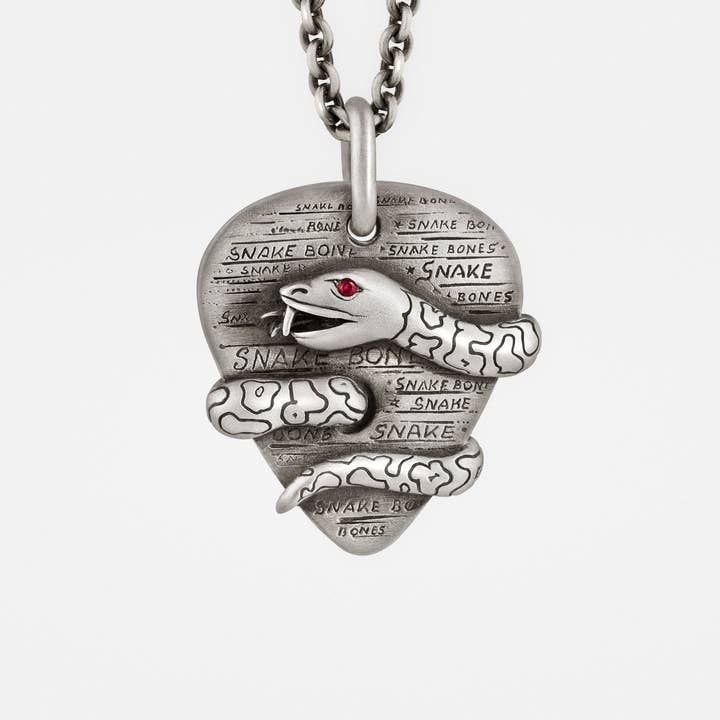 Pendentif médiator (médiator) avec serpent, œil de rubis sur chaîne en argent pour la vente par Snake Bones