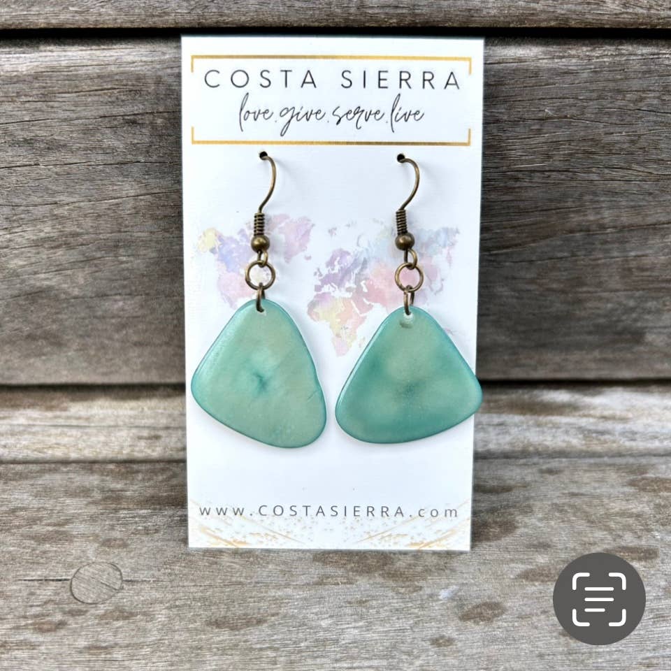 Costa Sierra – wholesale Hängande örhängen – Madalina örhängen i tagua, handfärgade och karvade med naturlig nötlook4