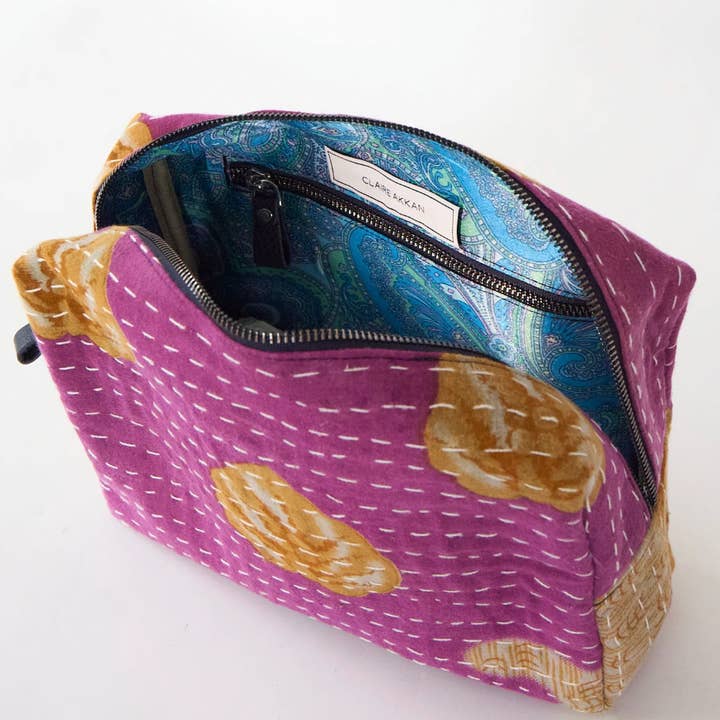 Trousse de maquillage matelassée recyclée – Rose pour la vente par Claire Akkan