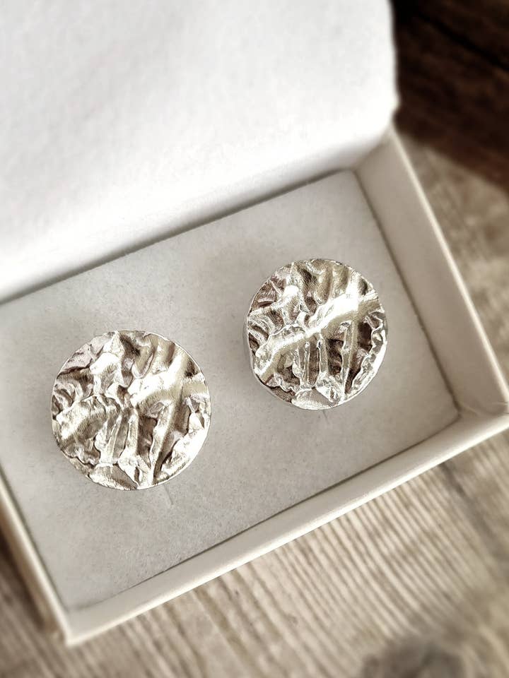 Glencoe - Boutons de manchette 3D Sommets emblématiques pour la vente par Jess MacDonald Brass