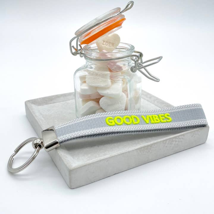 Parsley & Pepper - Wholesale Sleutelhanger - Uniseks - GOOD VIBES geweven sleutelhanger met geborduurde sleutelhanger