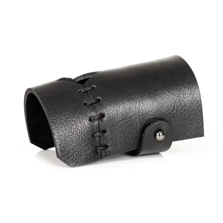 Minimalistische Leren Wikkelarmband Zwarte Stiksel Editie voor wholesale door The Dark