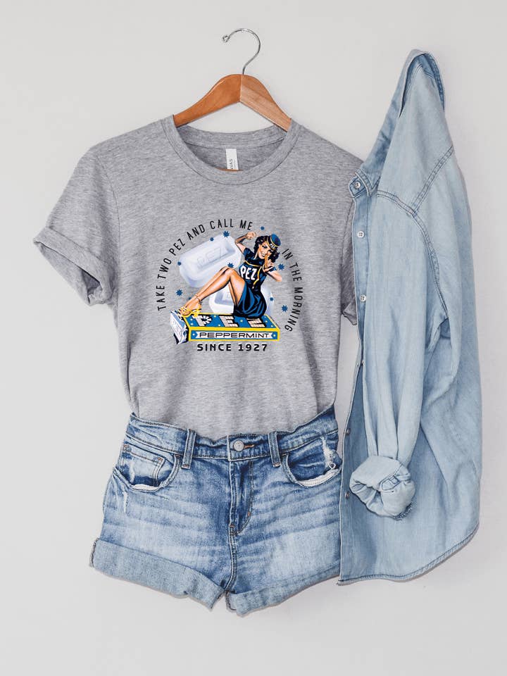Gris Sport PEZ® Vintage Pin Up Girl | Prenez deux PEZ et appelez-moi le matin Tee en vente sur Faire4
