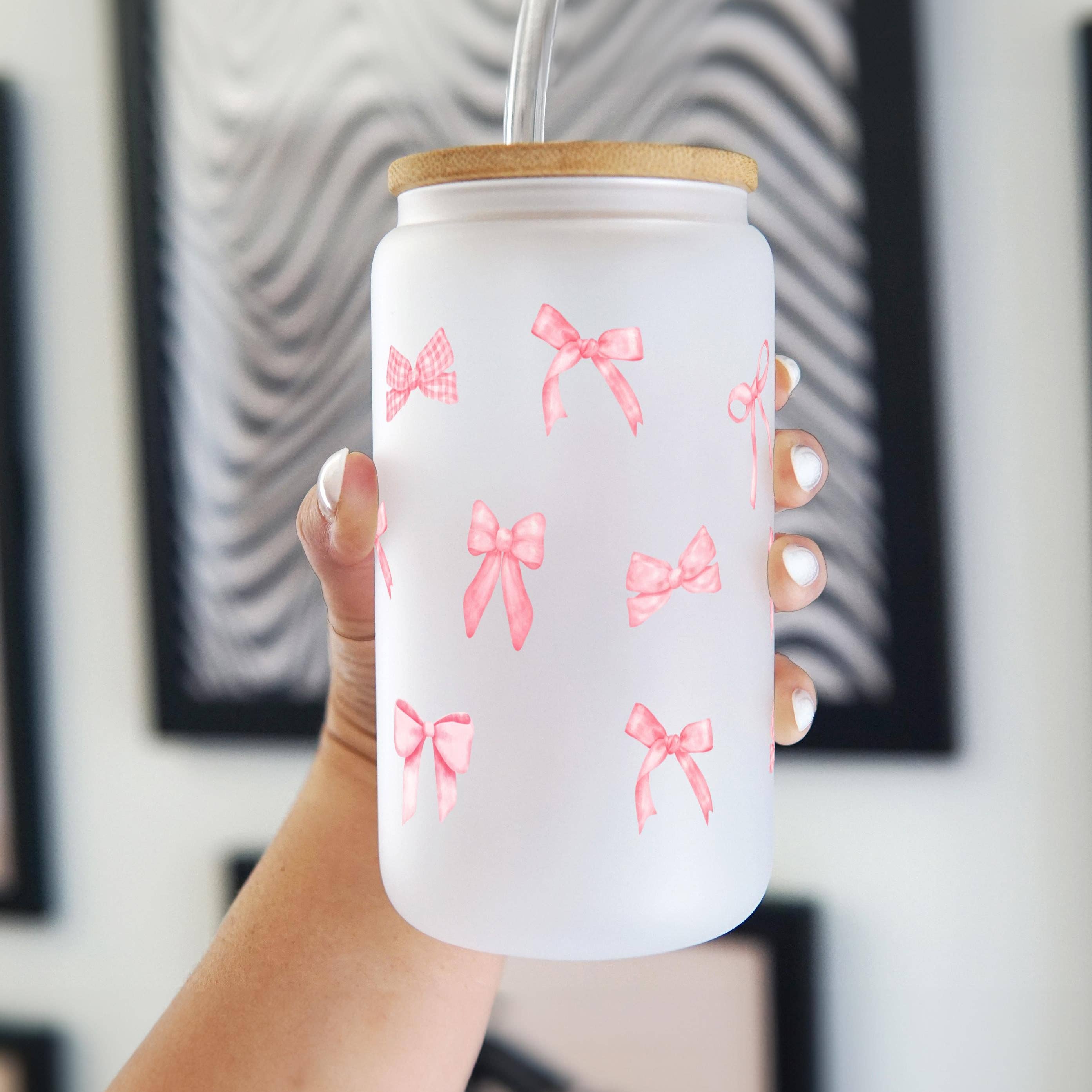 Sip-Sip Hooray! - Venta al por mayor Vaso/copa - Lata Coquette Pink Bows de vidrio de 16 oz con tapa y pajita1