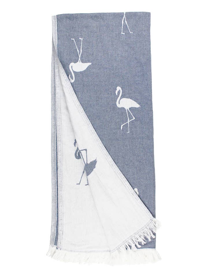 Serviette de plage en coton turc bleu marine pour enfants avec flamants roses pour la vente par RuffleButts + RuggedButts