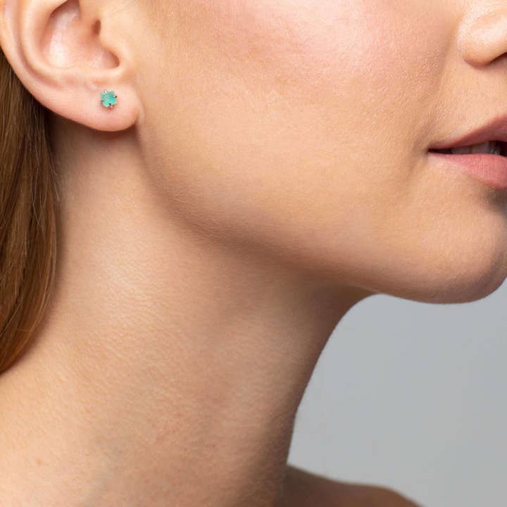 Orecchini a bottone con smeraldo grezzo per la vendita all'ingrosso da parte di Mimi + Marge