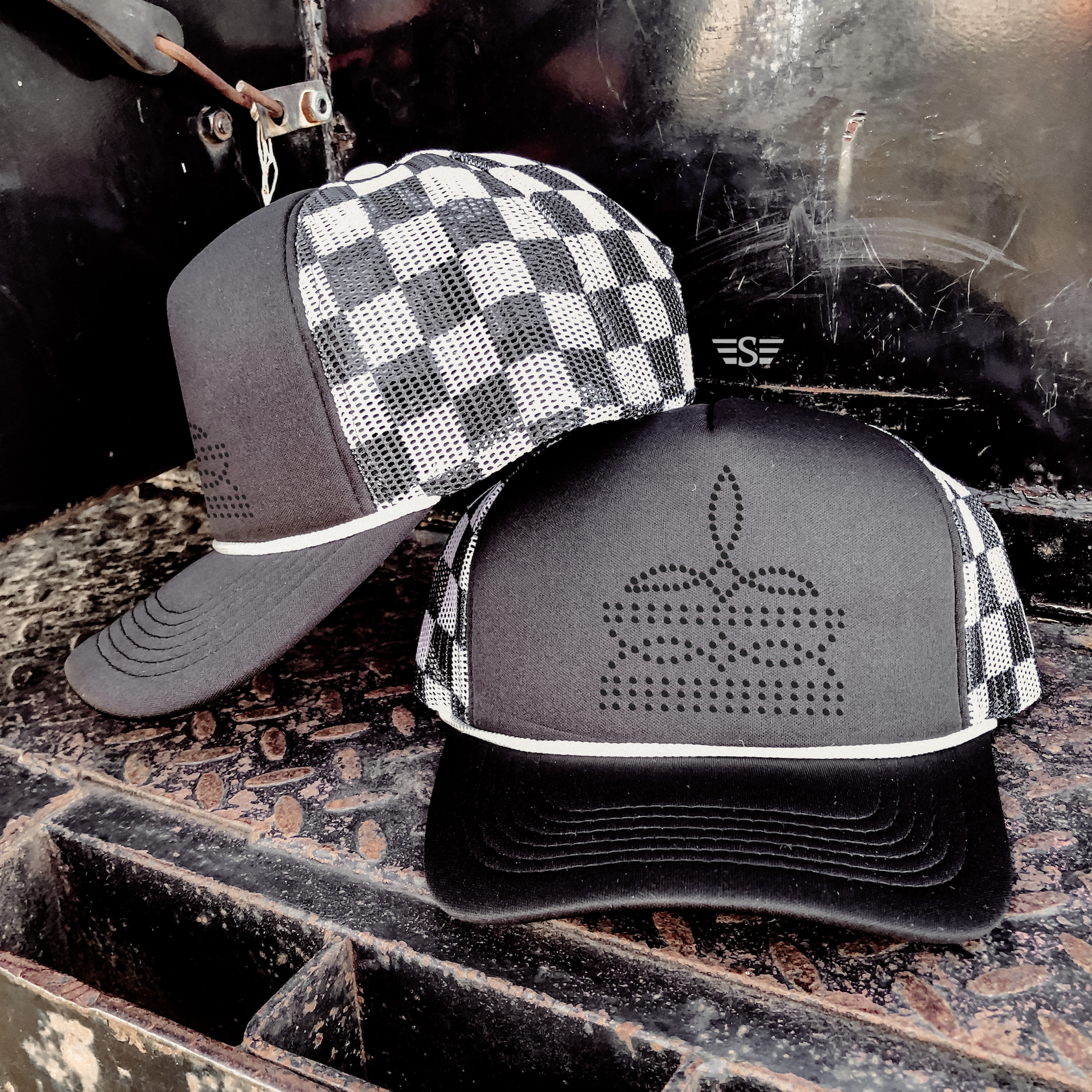 Flying S Company - Venta al por mayor Gorra trucker - Mujer - Gorra Trucker de Malla Estampada con Costura de Bota de Pedrería21