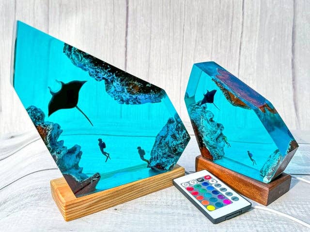 Merchemy - Wholesale Decorative Tabletop Object - Manta Rays and Diver Resin Lamp, Ocean Vibes Epoxy Decor3