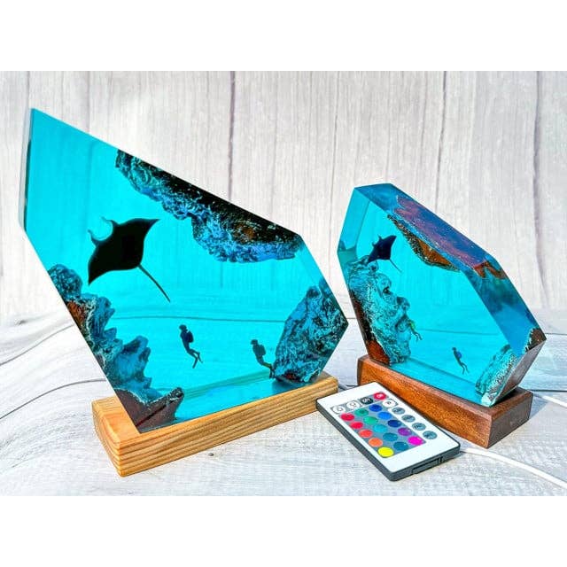 Merchemy - Wholesale Decorative Tabletop Object - Manta Rays and Diver Resin Lamp, Ocean Vibes Epoxy Decor3
