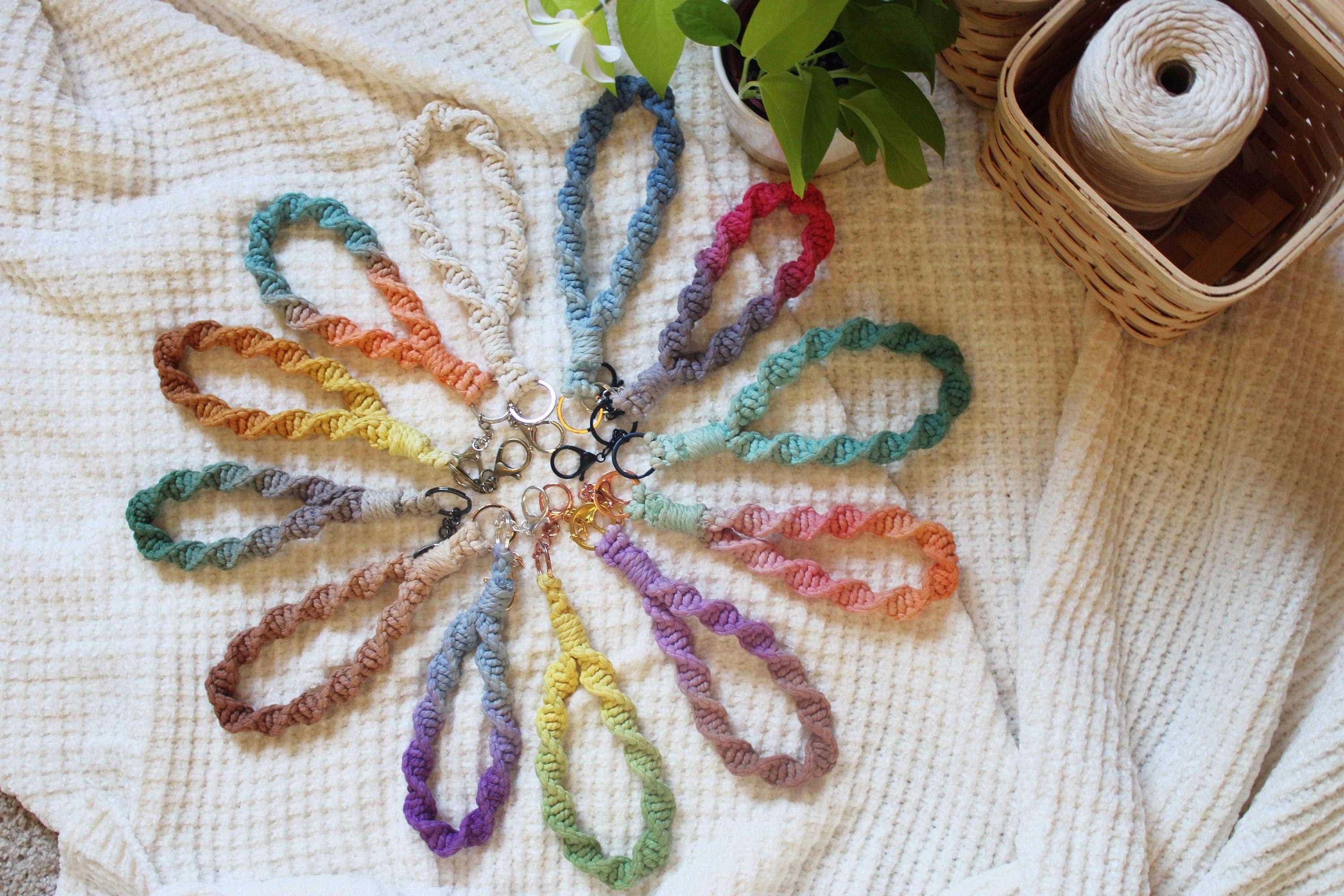 Handmade By Uruba - Vendita all'ingrosso Bracciale portachiavi - Portachiavi da polso in macramè colorato a mano con sfumature0