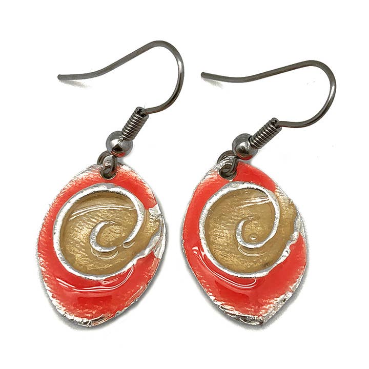 Orecchini in peltro con smalto colorato - corallo/perla per la vendita all'ingrosso da parte di Anju Jewelry