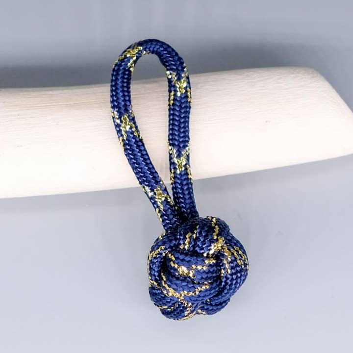 Key ring in blue paracord and gold filament for wholesale by La Fabrique du Noeud