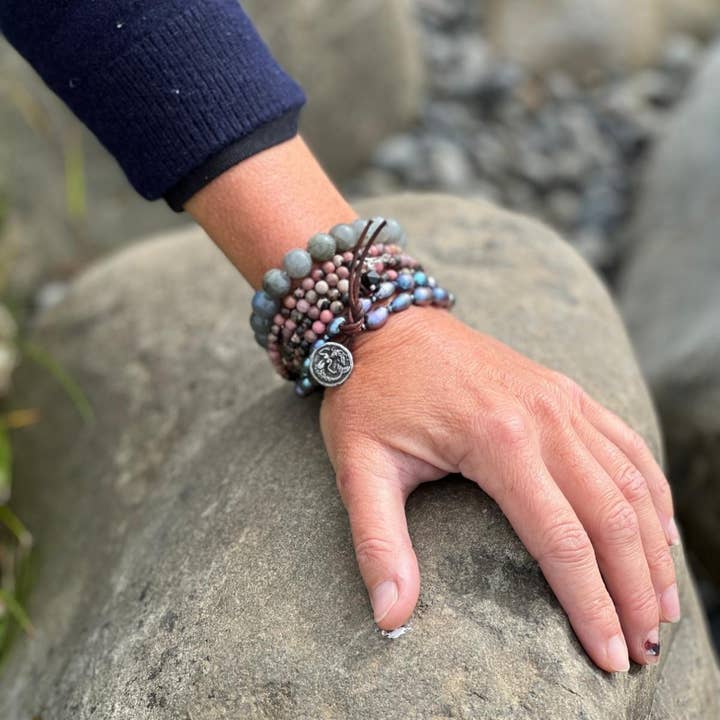 Pile de bracelets Cheer Up pour la vente par Gogh Jewelry Design