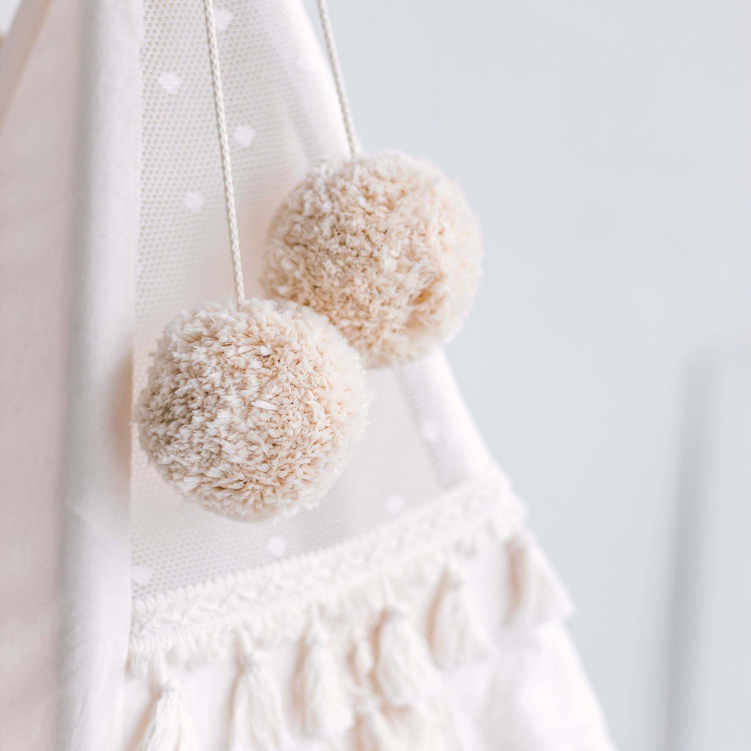 MINICAMP – Tenda - Crianças por atacado – Topos de Tenda Teepee com Pompons - Pompons Decorativos | Cor: Bege3
