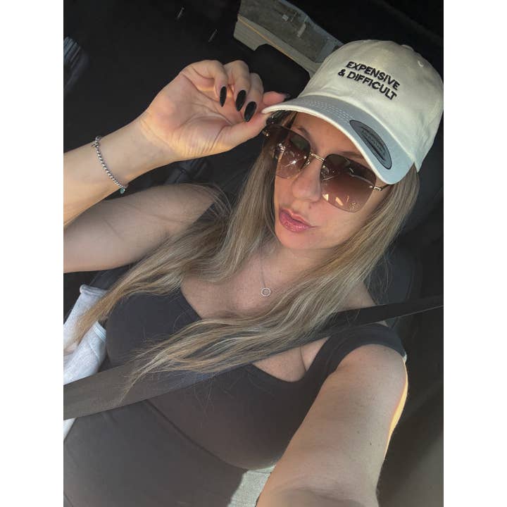 Adel Kasza Co – Großhandel Basecap – Damen – "TEUER & SCHWIERIG" Bestickte Statement-Kappe1