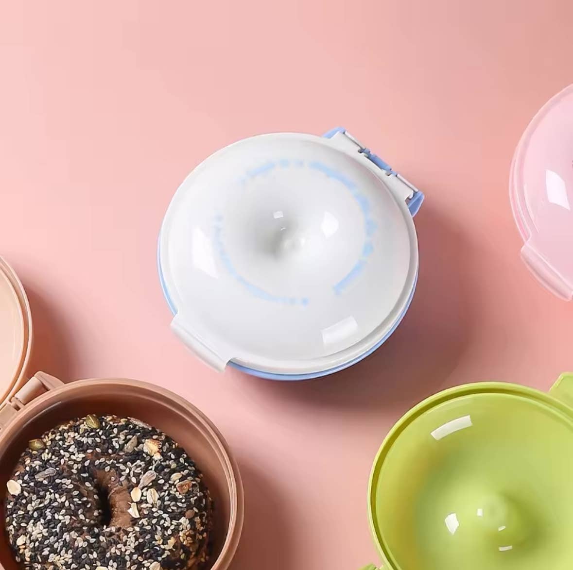 Q&C Distribution – Großhandel Lunchbox/-tasche – Lunch- und Snackbox in Bagelform (mehrere Farben)3