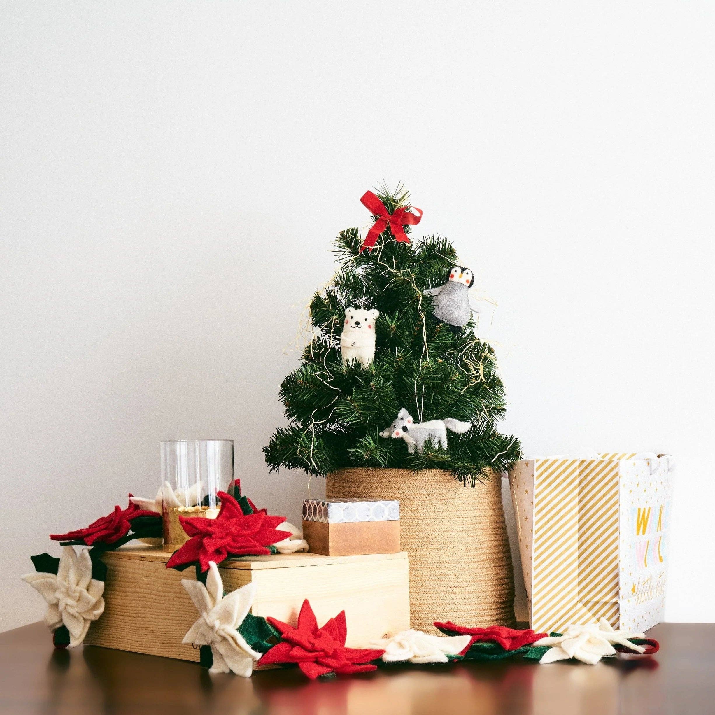 Global Goods Partners - Vente Lots de décorations - Ornements d'animaux arctiques en feutre5