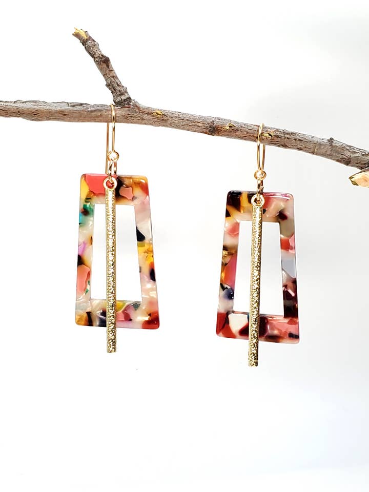 Pendientes con marco de resina multicolor y gota dorada, Amari para venta al por mayor de Jezabel Adornment