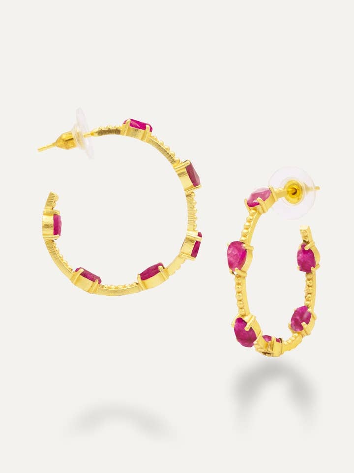 Orecchini a cerchio in oro Pia Hathi per rosso per la vendita all'ingrosso da parte di TIAHRA Jewelry