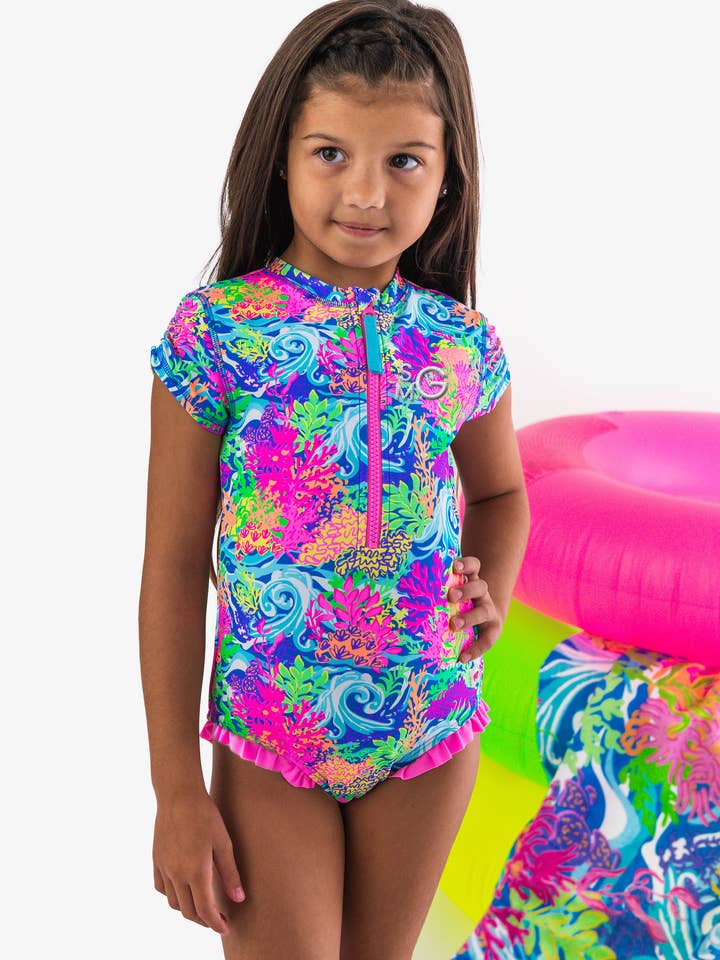 Meisjes Neon Ocean Koraal Korte Mouw Rash Guard Eendelig Badpak voor wholesale door RuffleButts + RuggedButts