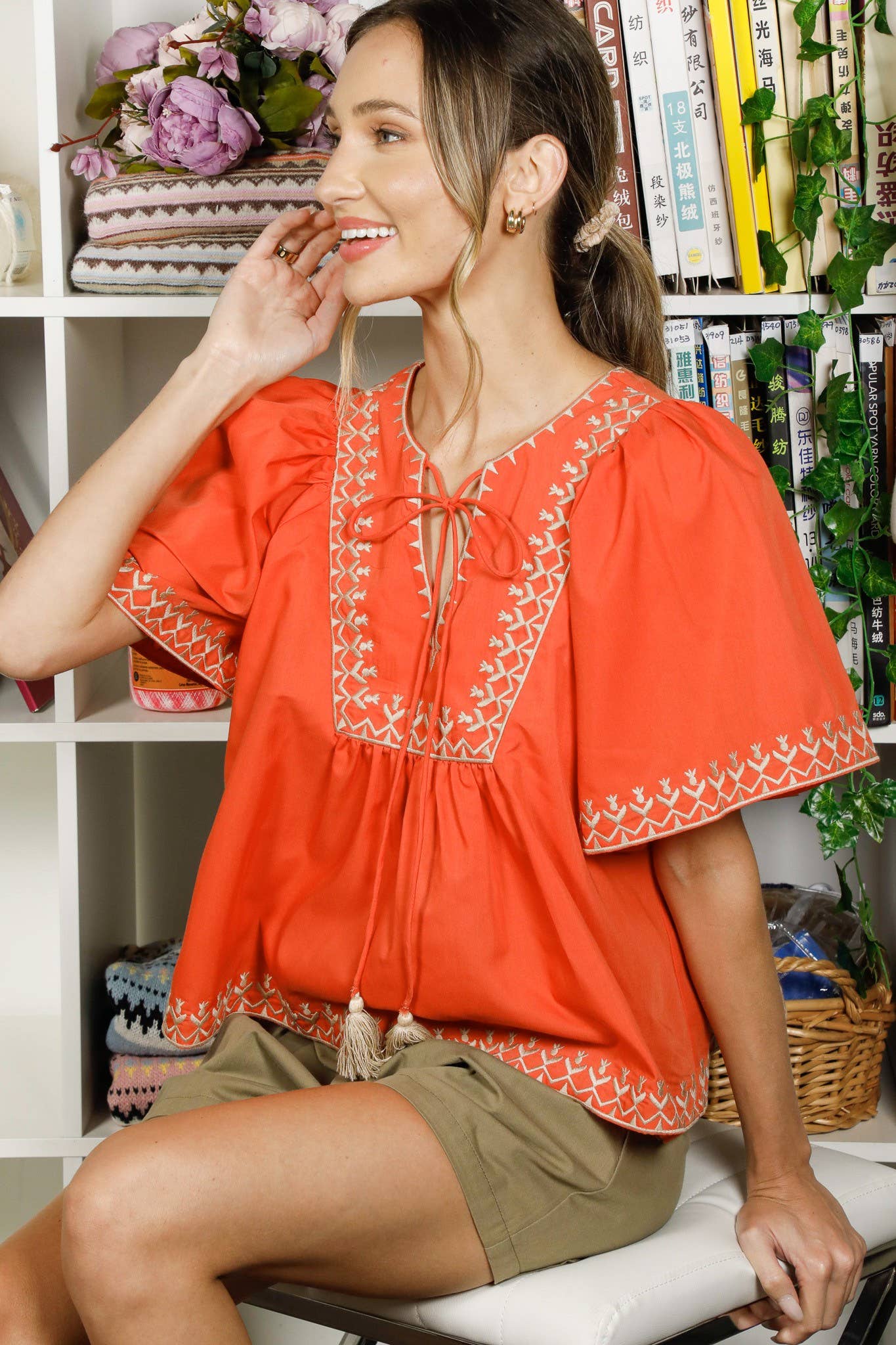 Vine & Love - Vendita all'ingrosso Camicetta - Donna - Blusa boho ricamata con collo a fiocco e scollo diviso a V VT8248622