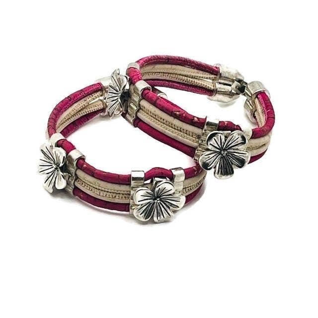 Bracciale in sughero rosa e bianco con motivo a doppio fiore per la vendita all'ingrosso da parte di Moddanio Cork