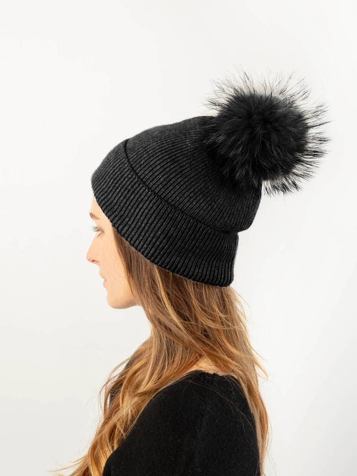Tidløs ribbet strik hue med imiteret pels Pom Pom for engroshandel hos Always Swanky