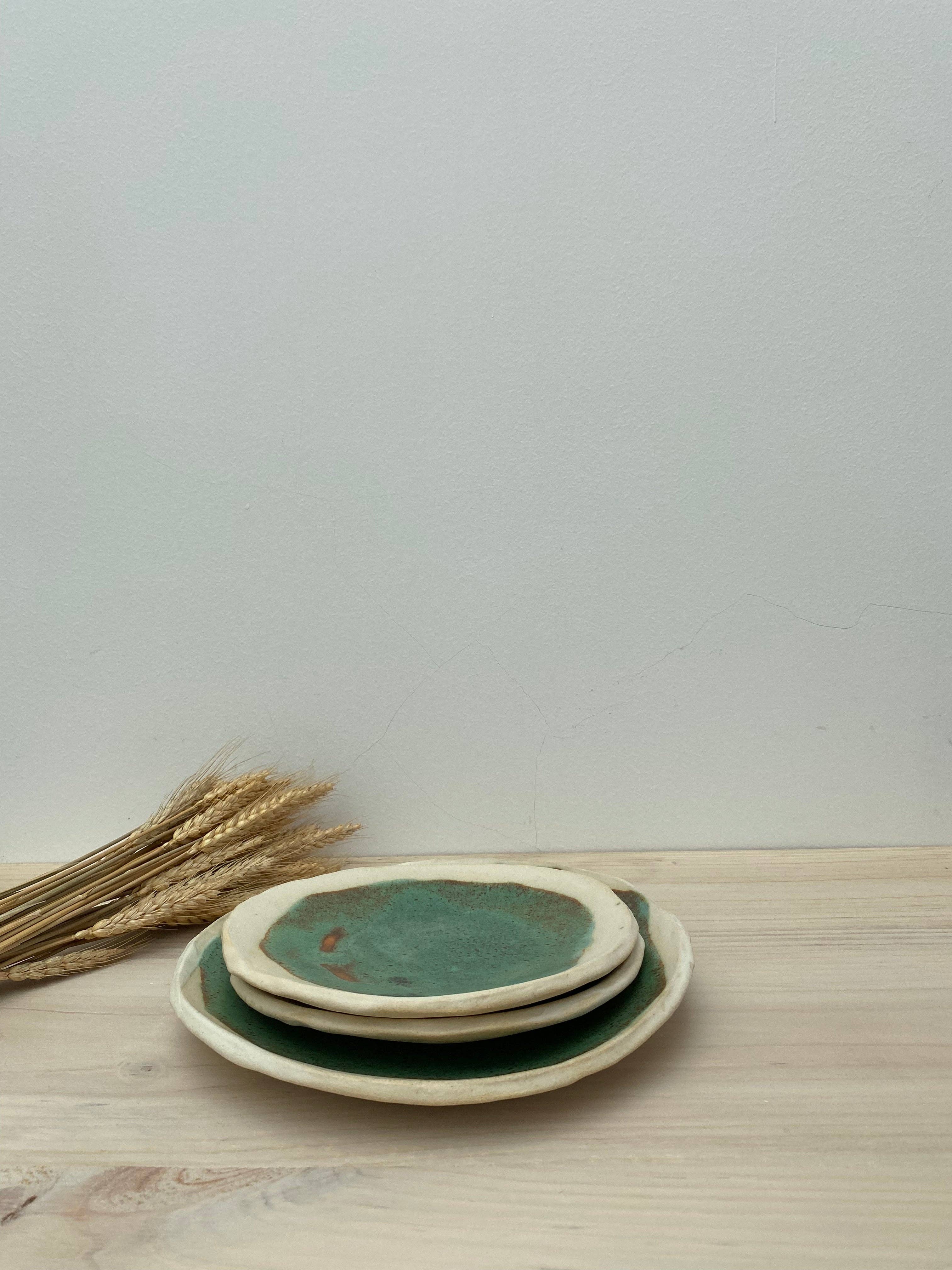 mynt ceramics - Vente Assiette - Assiette en grès faite main, émaillée en vert genévrier1