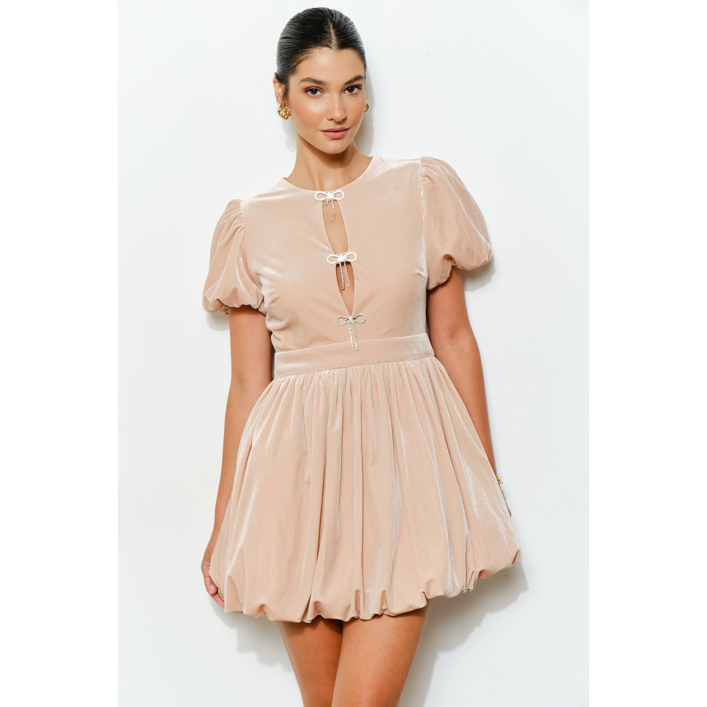 INA – Engroshandel Kjole - Dame – Velvet minikjole med pufærmer, sløjfe og boblekant8