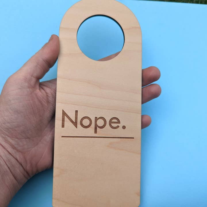 Chikai Shop - Vente Affichette de porte - Panneau de porte en bois « Do Not Disturb Yep Nope » avec 2 côtés6