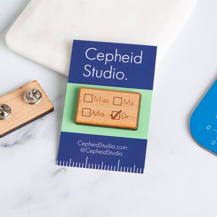 Cepheid Studio - Wholesale Reversspeld/knoop - Miss/Ms/Mrs/Dr pinbadge1