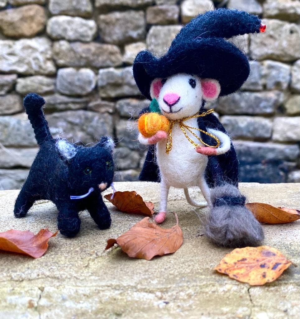 Sew Heart Felt - Vendita all'ingrosso Decorazioni da tavolo - Topo Streghetta di Halloween con Cappello, Mantello e Scopa1