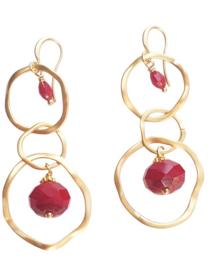 Røde agatøreringe på guldbelagte cirkler for engroshandel hos Way To Chic
